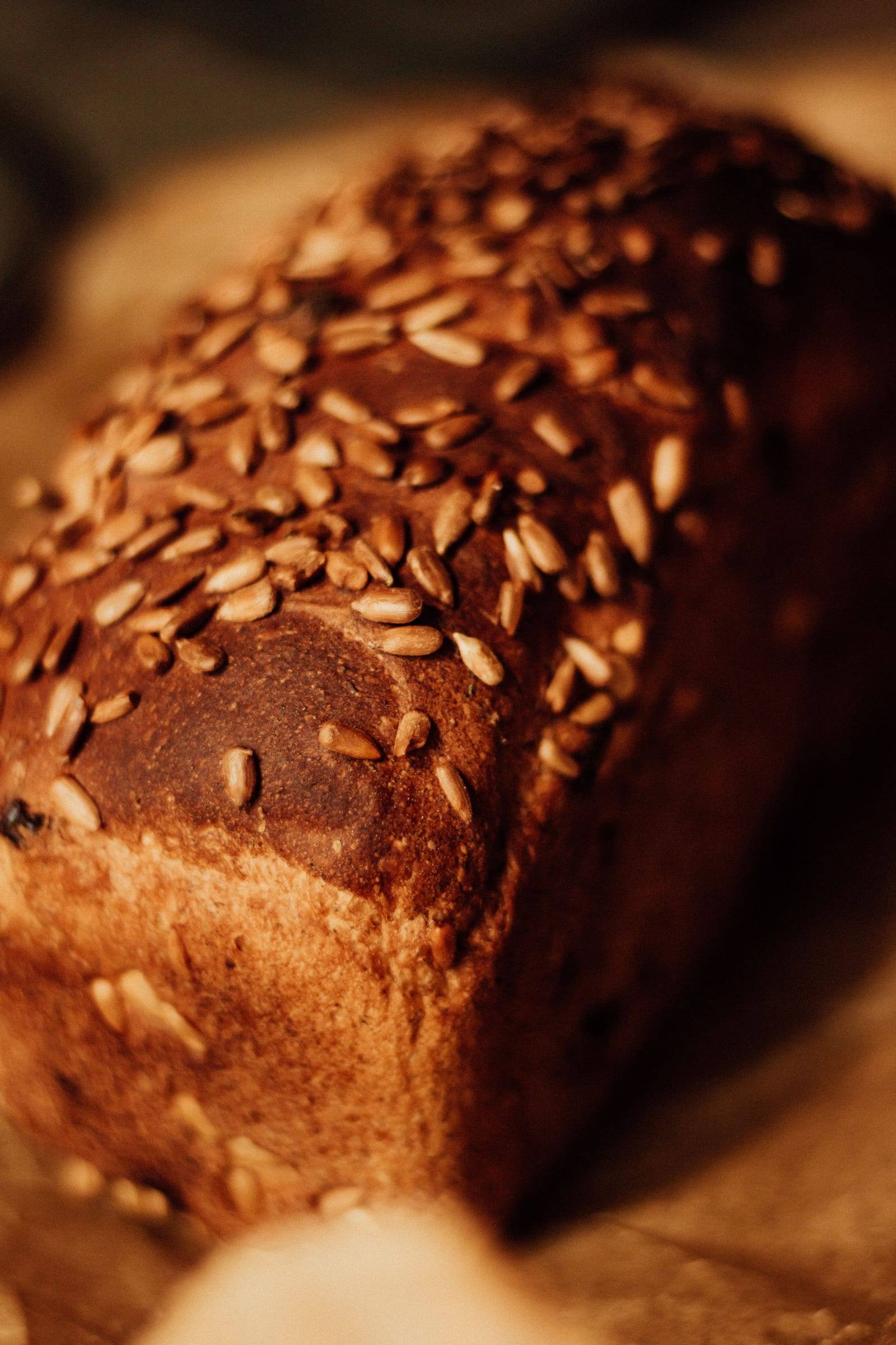 Dunkles Brot mit Sonnenblumenkernen auf der Kruste in Nahaufnahme